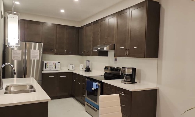 Ottawa Division House | New Modern & Classy 4BD/3.5 Bath Townhome|SelfCheck-In+Parking & Kitchen-Kanata