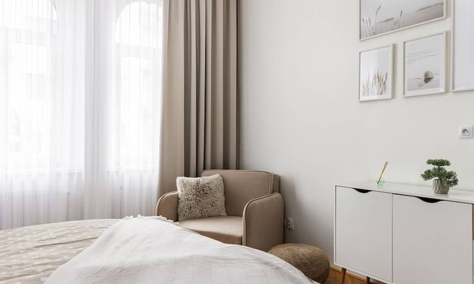 Palmovka Apartment | City Buzz Apartment - O2 Arena - Sleeps 6