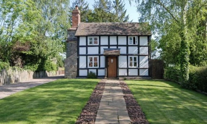 Whitbourne Cottage | Log Burner and Beamed Ceilings-King size Bed