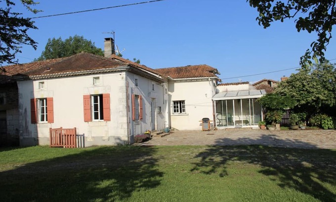 Saint-Martin-de-Fressengeas House | Holiday Home 'La Jarisse' with Private Terrace, Private Garden and Wi-Fi