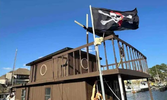 Clear Lake Shores Boat Rental | The Pirate Paradise