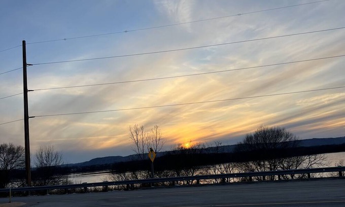 La Crosse House | Overlooking Lake Onalaska -- 2 full beds + bath in nostalgic motel
