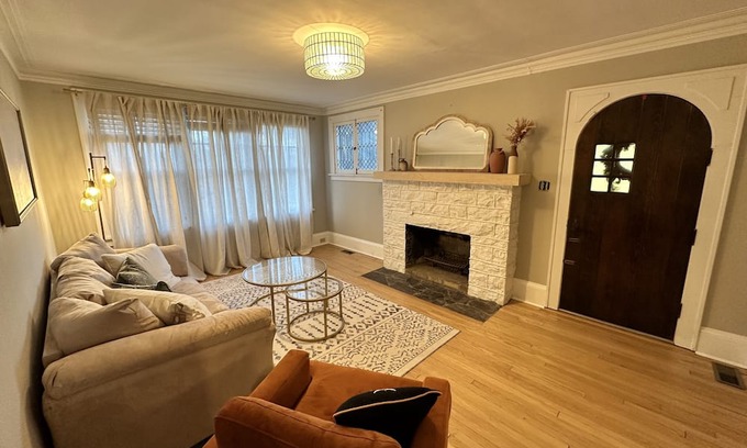Bedford House | The Cozy Cottage in Bedford. Perfect for a friendly getaway or business stay!
