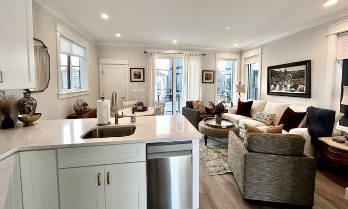 Wilmington Historic District Boat Rental | Napa at The Cove - Luxury Houseboat in Wilmington, NC