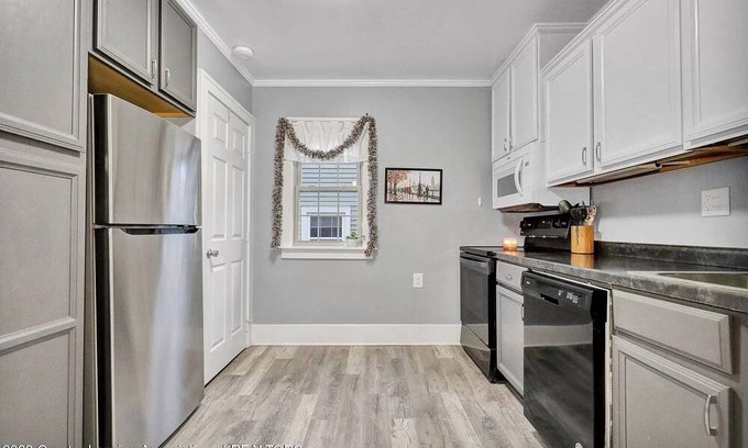 Lansing House | Cozy 3 bed 2 bath near MSU and Sparrow Hospital