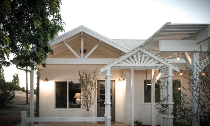 Paso Robles Other | White Oak Farmhouse with Views and a Vineyard