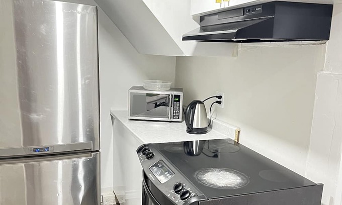 Newmarket House | Full Furnished Freshly renovated cozy basement 5 minutes to Upper Canada Mall