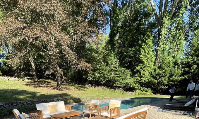Westport House | Pool heaven 5 minutes away from the beach! Bring the whole family: pet friendly!