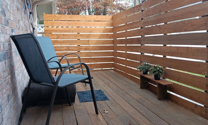 Humble Apartment | Forest Glade tuck in 10 minutes from Bush Airport with a deck and parking.