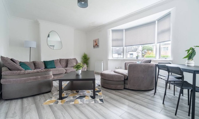 Bailleston House | Snug Modern Home in Eastern Glasgow