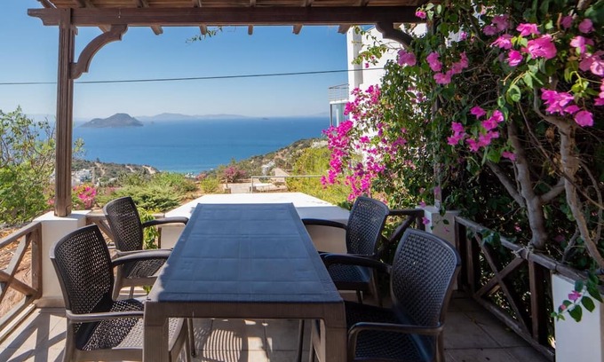 Dagbelen Villa | Stunning Sea View Villa w Garden, 5 min to Beach