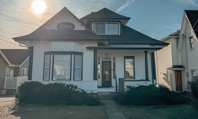 Columbia House | 5 minute walk to downtown Bellingham and beautiful beaches.