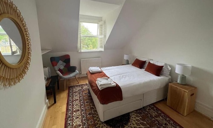 Thurlow Park House | The Sunflower Room in Grand Tulse Hill Villa