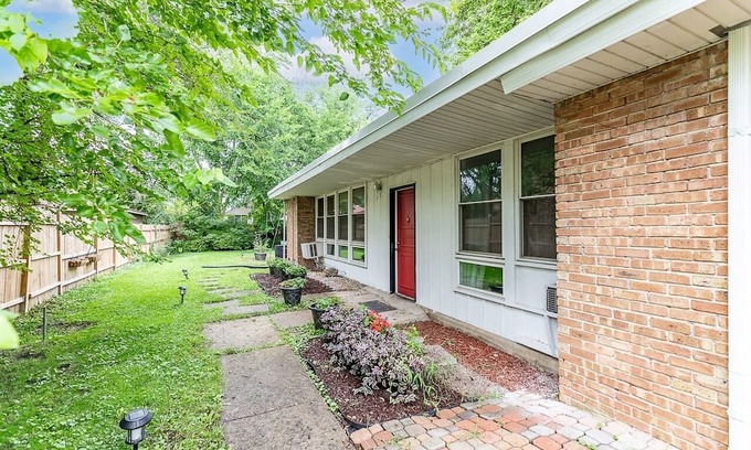 Homewood House | Cozy Rest-Haven, walking distance from Metra station and downtown Flossmoor