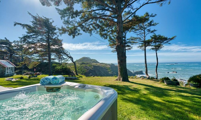 Gold Beach House | Pirate Cove Retreat - Epic Ocean Views, Beach Path