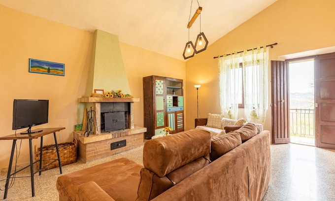 Castiglione d'Orcia Apartment | Apartment 'Rossello' with Private Terrace, Private Garden and Wi-Fi