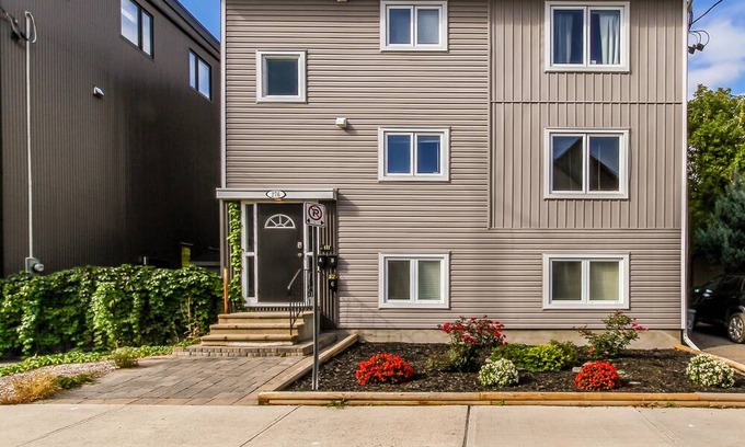 Ottawa Division Apartment | Perfect location 2 bed with Parking and wifi