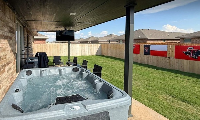 Lubbock Resort | Raider Resort ~ Hot Tub, Arcade, and Luxury for 14 Guests in Red Raider Land