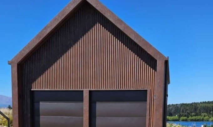 Ohau House | The Rusty Shed-Lake Ohau. Stones throw away from the lakes , the Ohau Ski Feild.