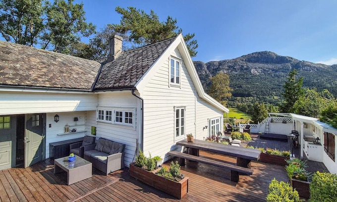 Vikebygd House | Stunning home in Vikebygd with house a mountain view