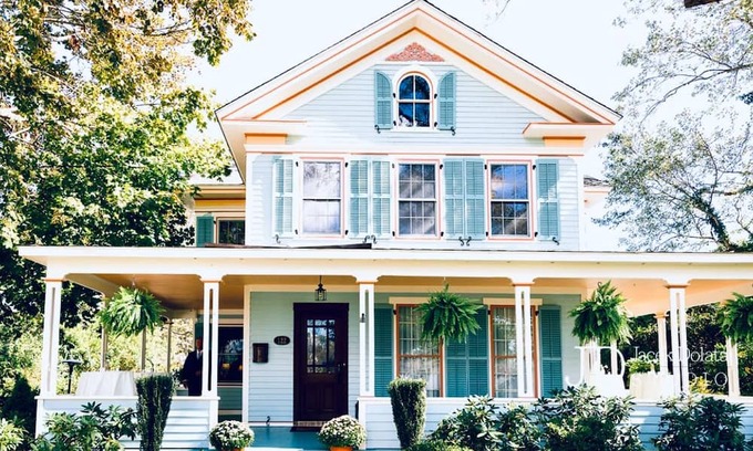 Clinton House | Take it easy at this unique and tranquil getaway where history meets luxury.