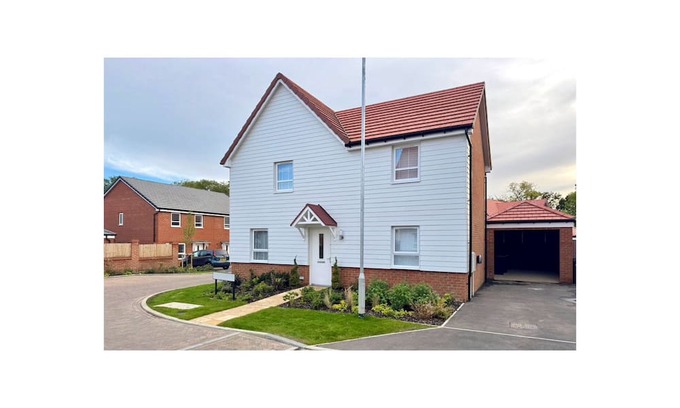 Broad Oak House | Modern 4BR House – Super-King En-suite, Garden, TVs in Every Room, Parking