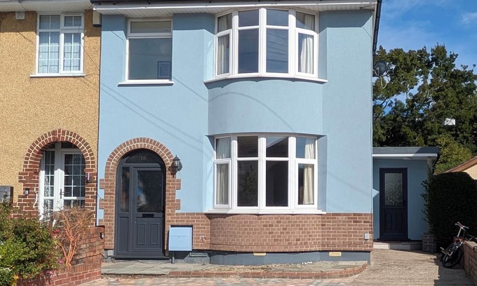 Hanham House | 3-Bed House - Sleeps 8, Garden & Parking