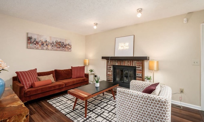 Columbus House | Zoo Getaway, 3BR Home w/Yard Games & Comfort, Family Friendly