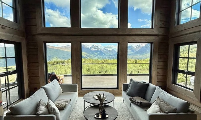 Møre og Romsdal Ski Chalet | Exclusive Fjord Lodge with Jacuzzi & Epic Views