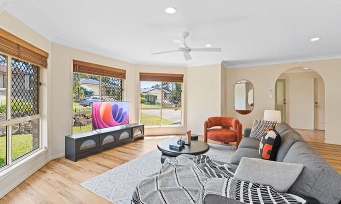 Capalaba Apartment | Spacious 4BR Family Home in Capalaba | Local Charm
