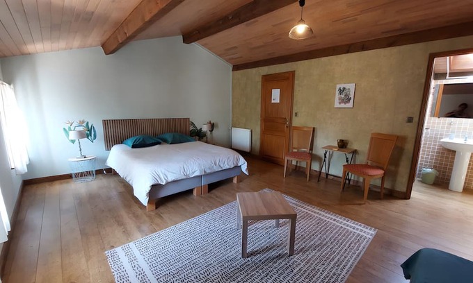 Saint-Romain-de-Benet Bed & Breakfast | Les Violettes Guest Room – Comfort and Serenity in Saint-Romain-de-Benet