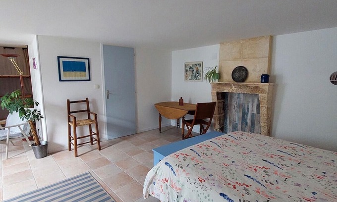 Saint-Romain-de-Benet Bed & Breakfast | Les Primevères Guest Room – Welcome and Comfort in Saint-Romain-de-Benet