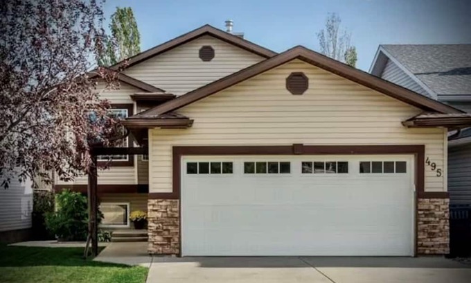 Lethbridge House | Harper House-Home away from home in Lethbridge
