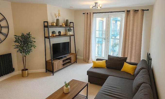 Hatfield Apartment | Central Hatfield | Free Parking | Sleeps up to 4 | With Balcony