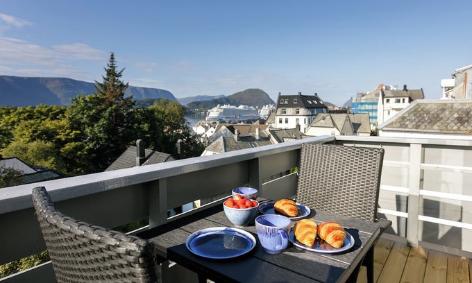 Alesund Apartment | Ålesund center modern apartment with terrace and stunning ocean & Mountain view!