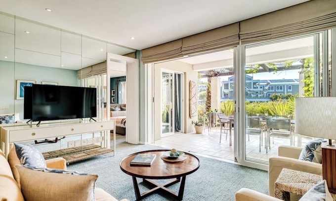 Victoria and Alfred Waterfront Apartment | Secure 2bed Apartment in the Marina Carradale 002