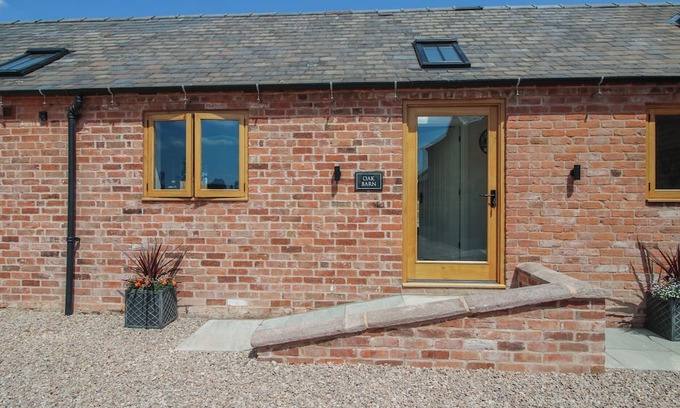 Loppington Cottage | OAK BARN, pet friendly, with a garden in Wem