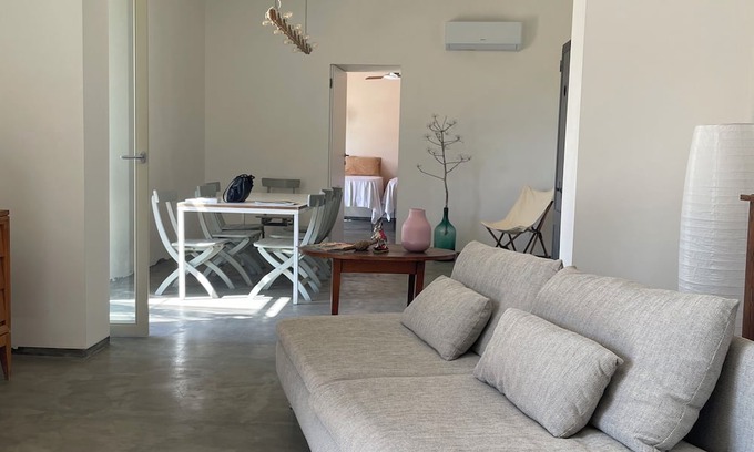 Cava dʼAliga Villa | A house on the bay of Cava d'Aliga, for a break between the sea and the hinterland.