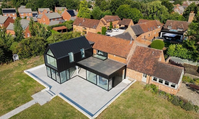 Rugby House | Swallow Fields Old Barn | Elegant Luxury Barn by Eason Stays