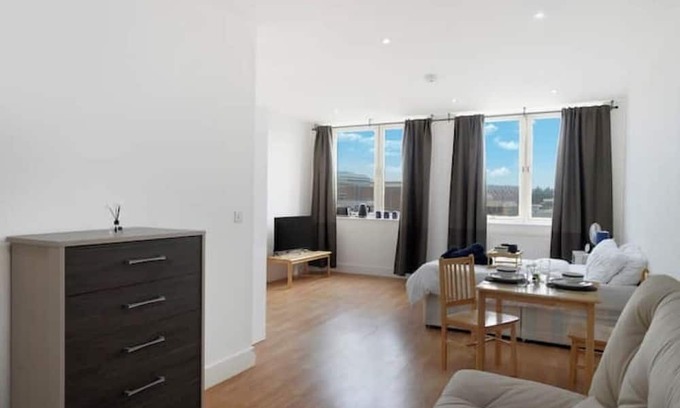 Watton at Stone Apartment | New Refurb Private Large Studio