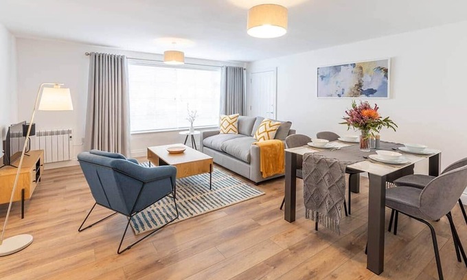 Ely Apartment | Modern One Bed Flat Near Ely Cathedral - Sleeps 4