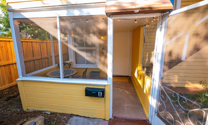 Lake Eola Heights Cottage | Charming DT Orlando cottage in brilliant location w/fast WiFi, AC, Pet Friendly