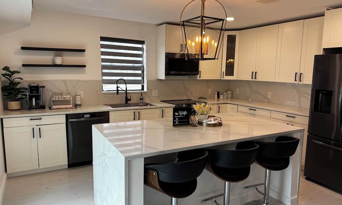 Powderhorn House | Modern house in heart of Minneapolis, All the amenities, No Clean Fee