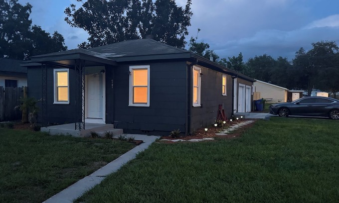 St. Petersburg - Clearwater House | Charming 2-bedroom Bungalow with WiFi, AC in close to downtown St. Petersburg