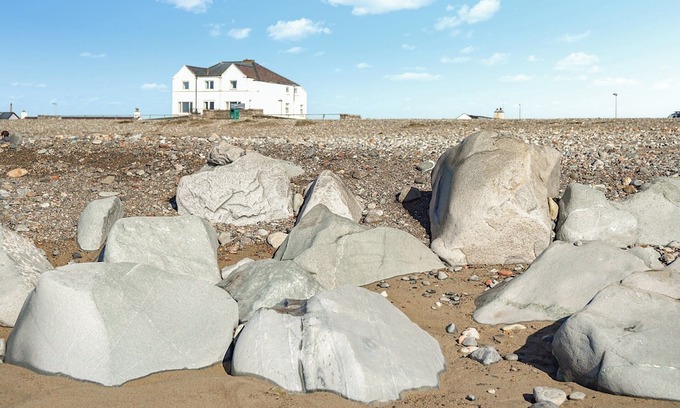 Dinas Dinlle Apartment | 2 bedroom accommodation in Caernarfon