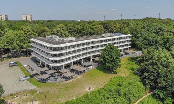 Wageningen House | Serene Hideaway w/Spa, Gym & Onsite Dining | Outdoor Adventure & Local Landmarks