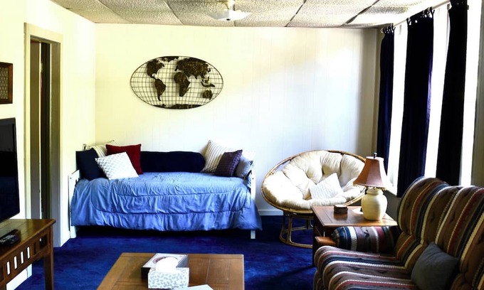 Kyle Apartment | Train View a spacious 3-bedroom upstairs apartment with WiFi in Northfork