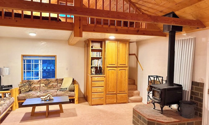 Inyokern Cabin | Cozy Bluebird Mountain Cabin by River & Trails - 2BDR and Cozy Perch Loft