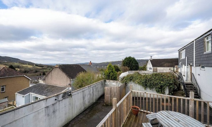 Margam Apartment | En-Suite Double Room, Microwave & Fridge, Parking