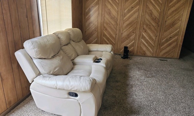 Stinnett House | Charming 2-bedroom mobile home with WiFi, AC in welcoming Stinnett